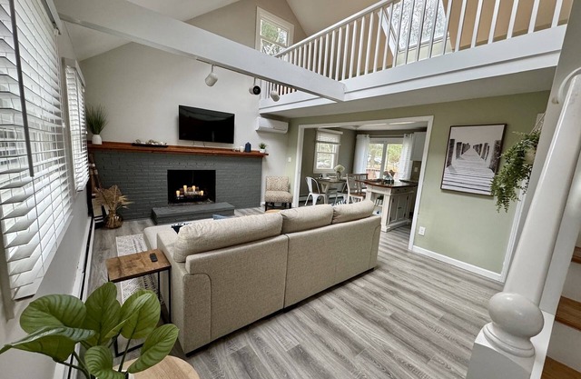 Sunny Loft - Seasonal Pool & Beach access