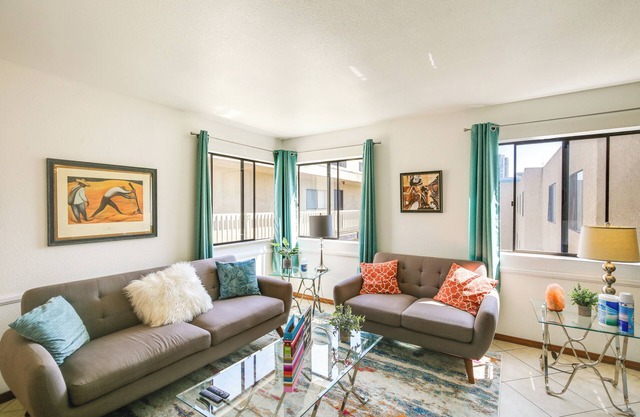 Sunny Long Beach Condo - Walk to Bars & Beach