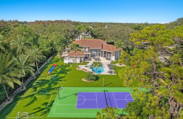 Sunny Luxury Villa w/POOL near Downtown!