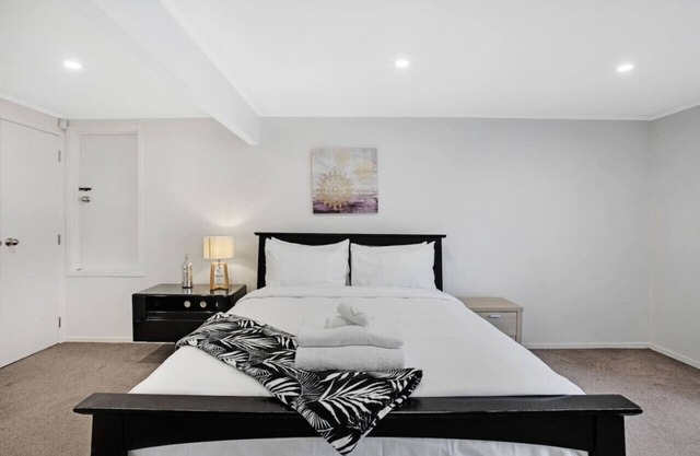 Sunny Beam Guest Suite with Parking & Kitchenette