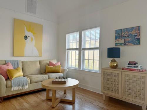 Sunny & Playful Carriage House in Downtown Savannah Stay Here and Walk Everywhere