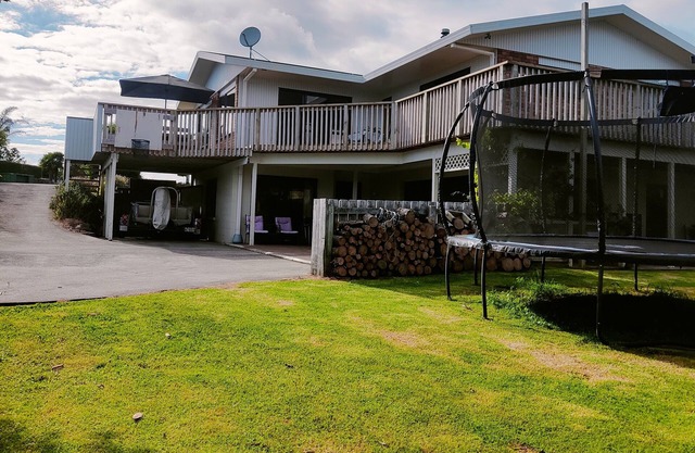 Sunny relaxed family home in coastal Omokoroa- 5 minutes walk to the beach!