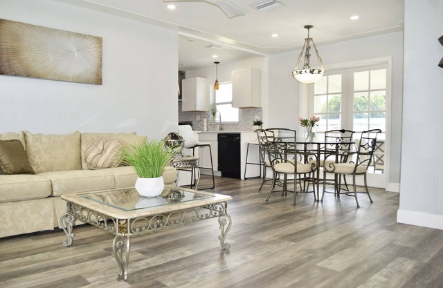 Sunny Relaxing Getaway Home - Central to Everything!