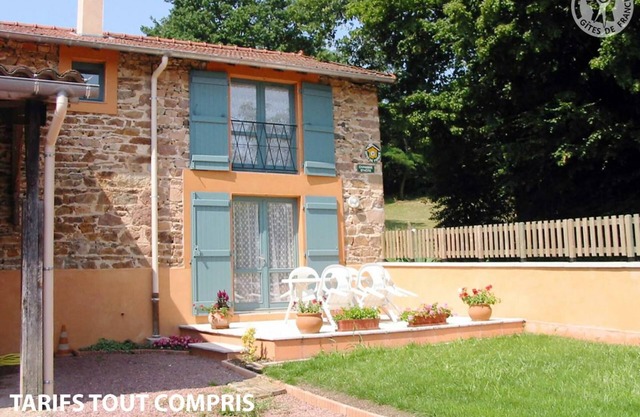 Sunny Retreat in Renovated Farmhouse with Terrace, Private Parking, and Hiking Nearby