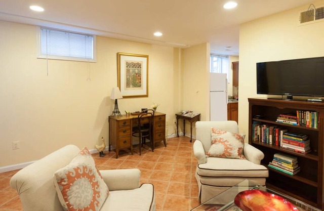 Sunny, Roomy Apt/Free Parking/Sleeps 5!