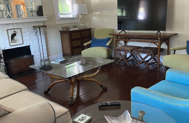 Sunny Sarasota with easy access to Lido and Siesta Beaches and downtown Sarasota