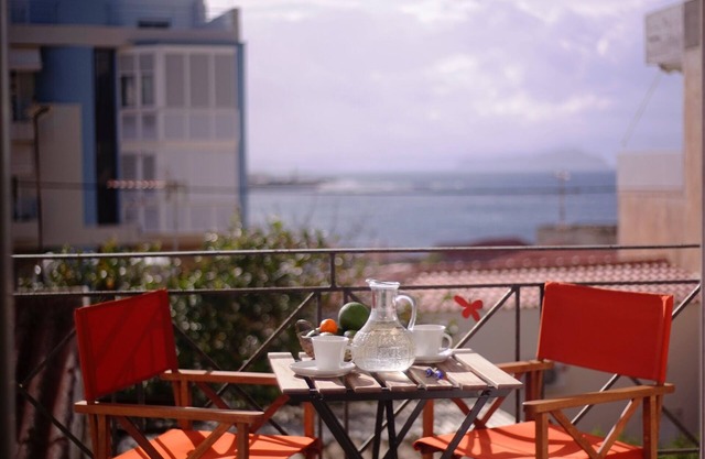 Sunny, sea-view apartment in Chalepa