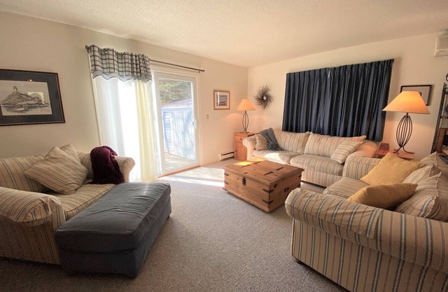 Sunny, single level Susanna Village patio home with golf course views and pool access.