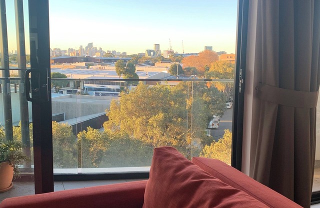 Sunny studio apartment with city views in Sydney. Peaceful and central.