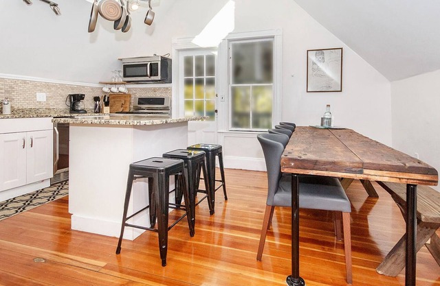 Sunny Treetop Getaway | Near T