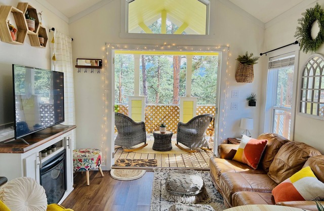 Sunny Treetop Tiny Home! Beautiful Pikes Peak View!
