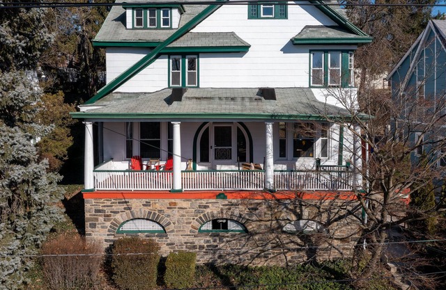 Sunny Victorian House w/porch & yard, 25 mins from midtown NYC