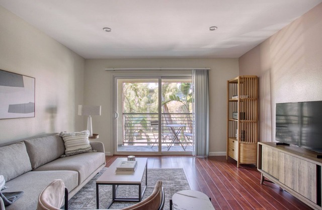 Sunny Woodland Hills 1BR w/Pool & Gym, nr Warner Center, by Blueground