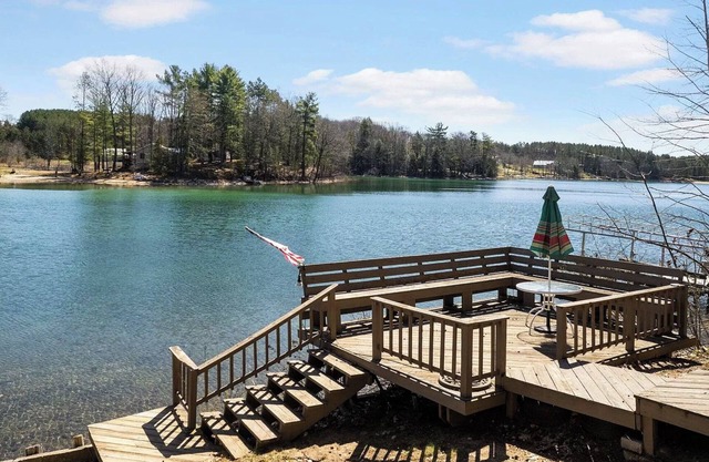 Sunrise Cottage - lakefront, 4bdrm, 4 kayaks, ski/snowmobile