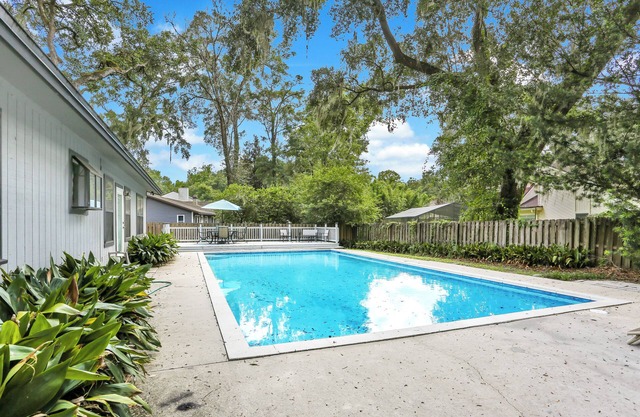 Sunrise Family-Friendly Oasis with Pool. Bring the dogs.