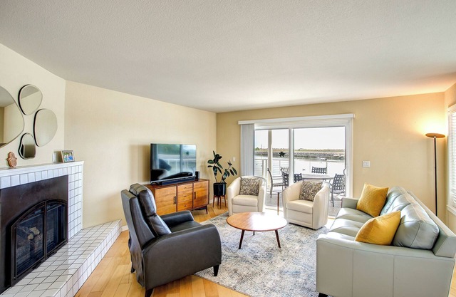 Sunrise Holiday Home in Discovery Bay, fast water is 6 minutes away. Pets ok!
