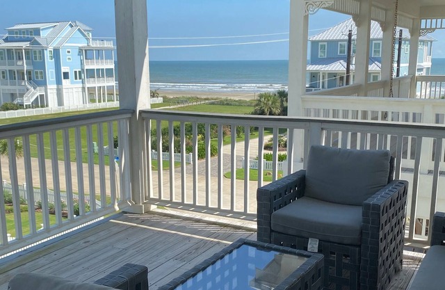 Sunrise Kingdom - Right by the Beach with 4 Beach View Patios