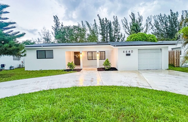Sunrise Oasis Our charming 3 Bedroom 2 Bathroom, beautiful Lakeview Getaway.