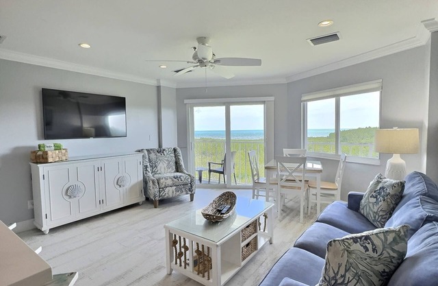 Sunrise Oasis - Top Floor 2 BR 2 BA Condo 2411