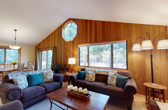 Sunriver Family Retreat with Hot Tub, Deck & BBQ