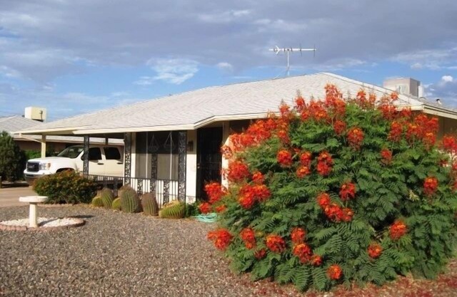 SUNseekers Getaway 2BR/1BA for 2-4 guests. Close to golf and rec centers
