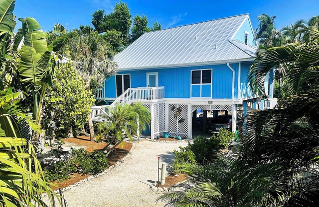 Sunset Captiva #13 – Steps to Beach, Pool, and Village with King Bed
