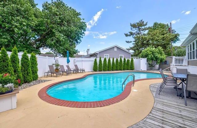 SUNSET DREAMS, POOL, PET FRIENDLY 4BR/2BA Sleeps 12