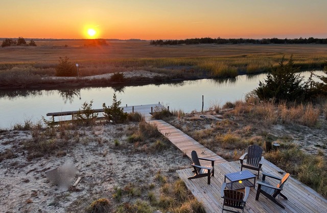 🏖Sunset Gem, Waterfront Creek/Dock 🚣‍♀️ Beach Across Street 🦴Pet Friendly