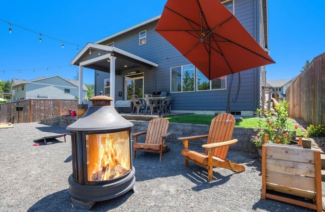 Sunset Grove: A 5-Bedroom Pet-Friendly Home in Newberg, World-Class Food & Wines