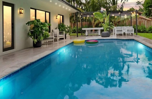 Sunset in Miami w/heated pool & lake view