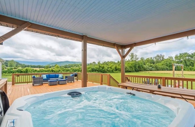 Sunset Mountain Retreat! Mountains! Caverns! Hot Tub! Family & dog friendly!