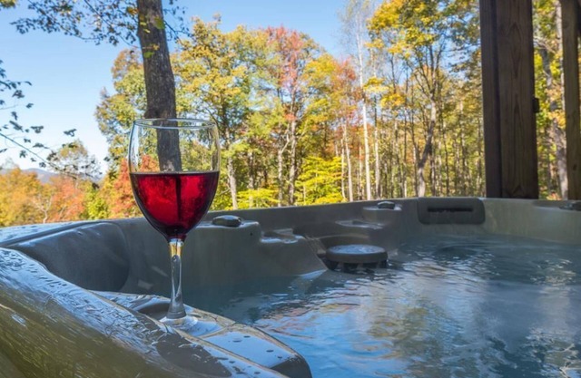 Sunset Mtn Lodge! Hot tub+Fire pit, Fireplace, Hiking, Private, Close to Town!