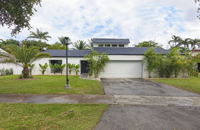 Sunset Retreat - Spacious 5-bedroom house with POOL in awesome Miami