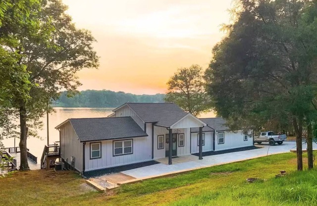 Sunset Shores Retreat: 15% off thru Nov!
