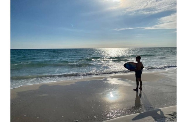 Sunset Surf House-5bdrm-12beds-sleeps14-wlk to bch