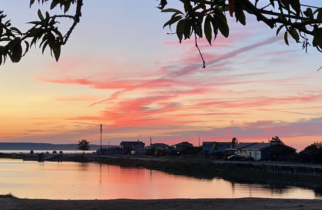 Sunset View Cottage in Lagoon Point -