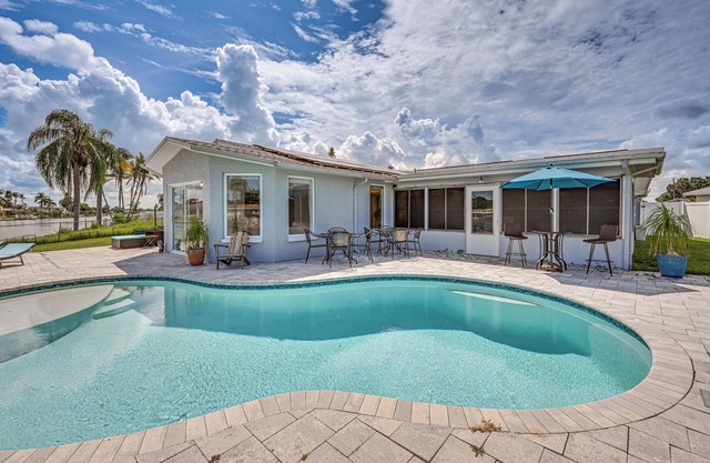 Sunset Views & Hot Tub: Lakefront Holiday Retreat!