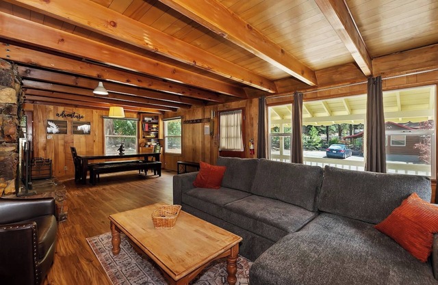 Sunshine Cabin Cozy 2-Story Getaway