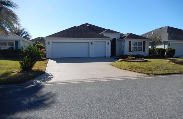 Sunshine in The Villages Charming 2 bedroom with den, home in The Villages