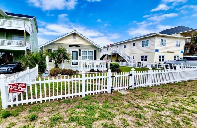 Sunshine Trio - Cute 2BR Cottage! Dog Friendly & Easy Beach Access