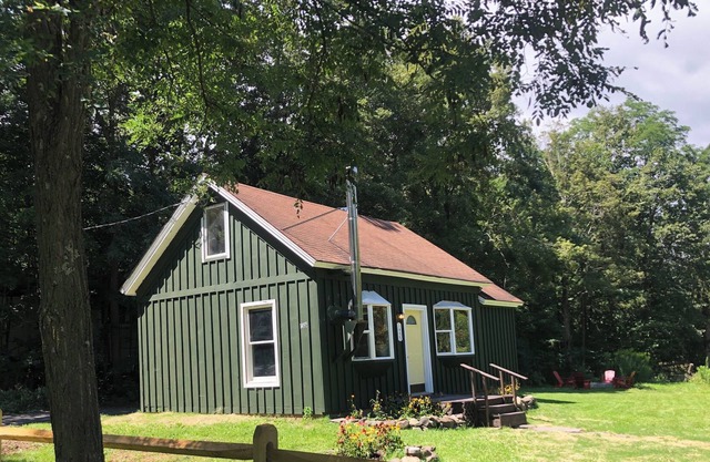 Sunside Schoolhouse - Est 1785 - A dog friendly cabin 10 min to Windham, NY.