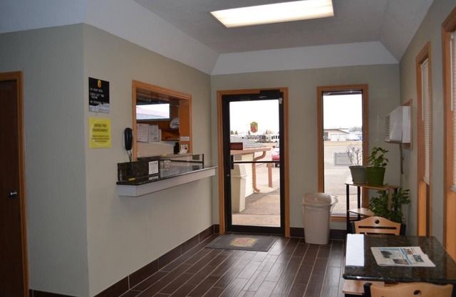 Super 8 by Wyndham Devils Lake