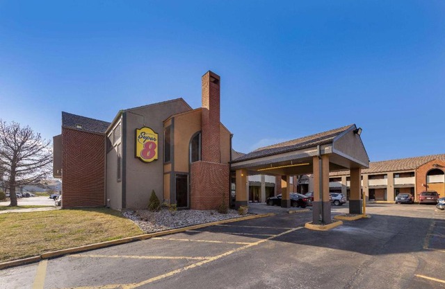 Super 8 by Wyndham Kansas City Airport North