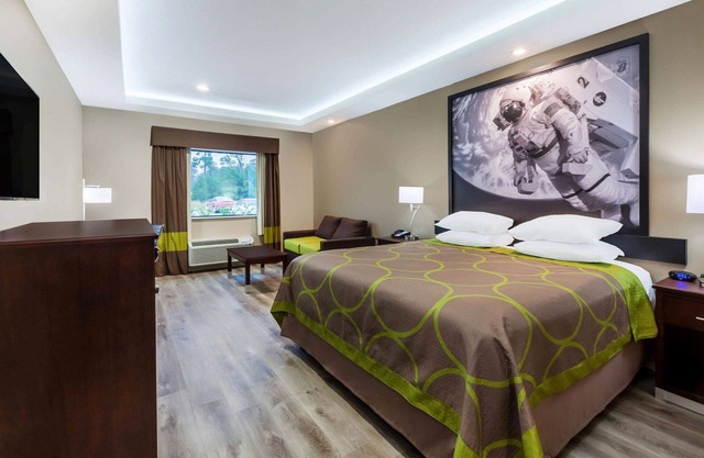 Super 8 by Wyndham Kingwood Houston North
