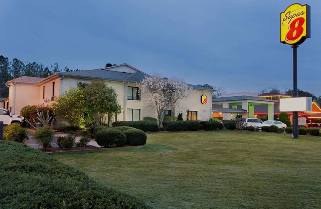 Super 8 by Wyndham Lancaster