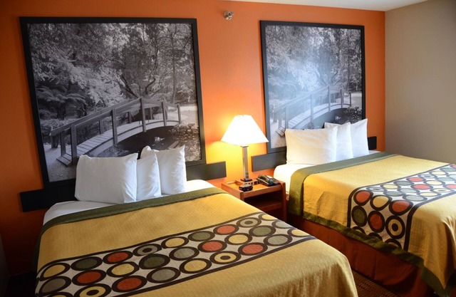 Super 8 by Wyndham Louisville/Expo Center