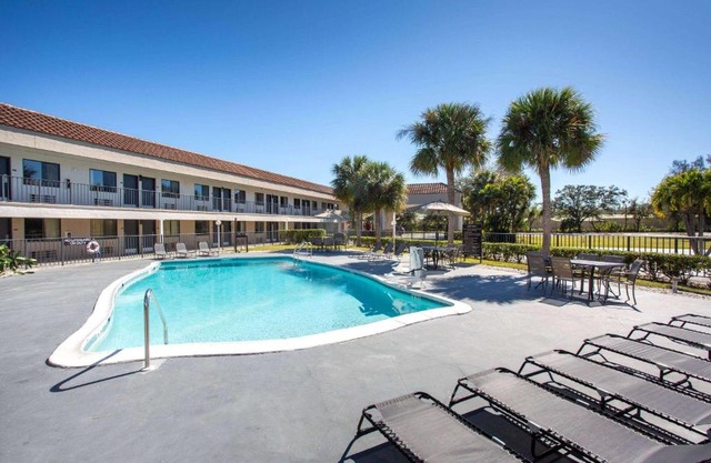 Super 8 by Wyndham Naples