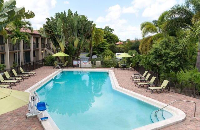 Super 8 by Wyndham Riviera Beach West Palm Beach