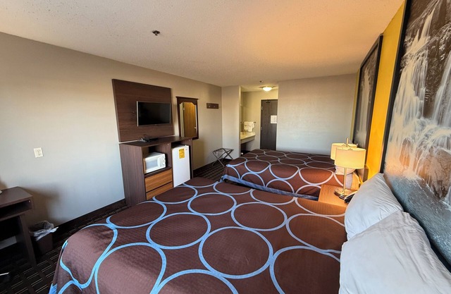 Super 8 by Wyndham Reedsburg