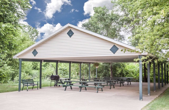 Super 8 by Wyndham Three Rivers